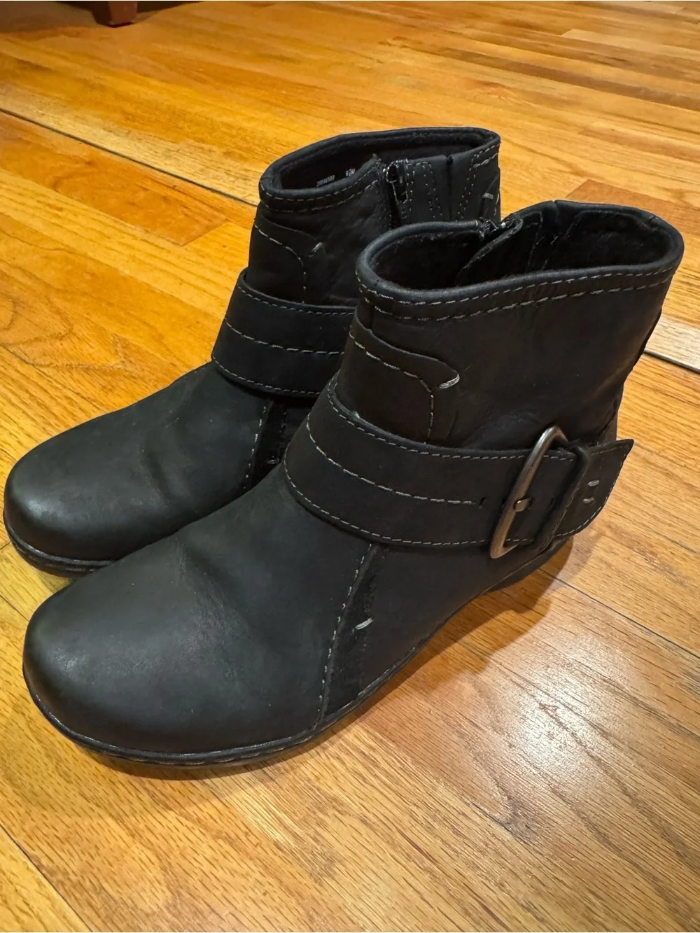 Clarks Booties Women’s Size 6.5